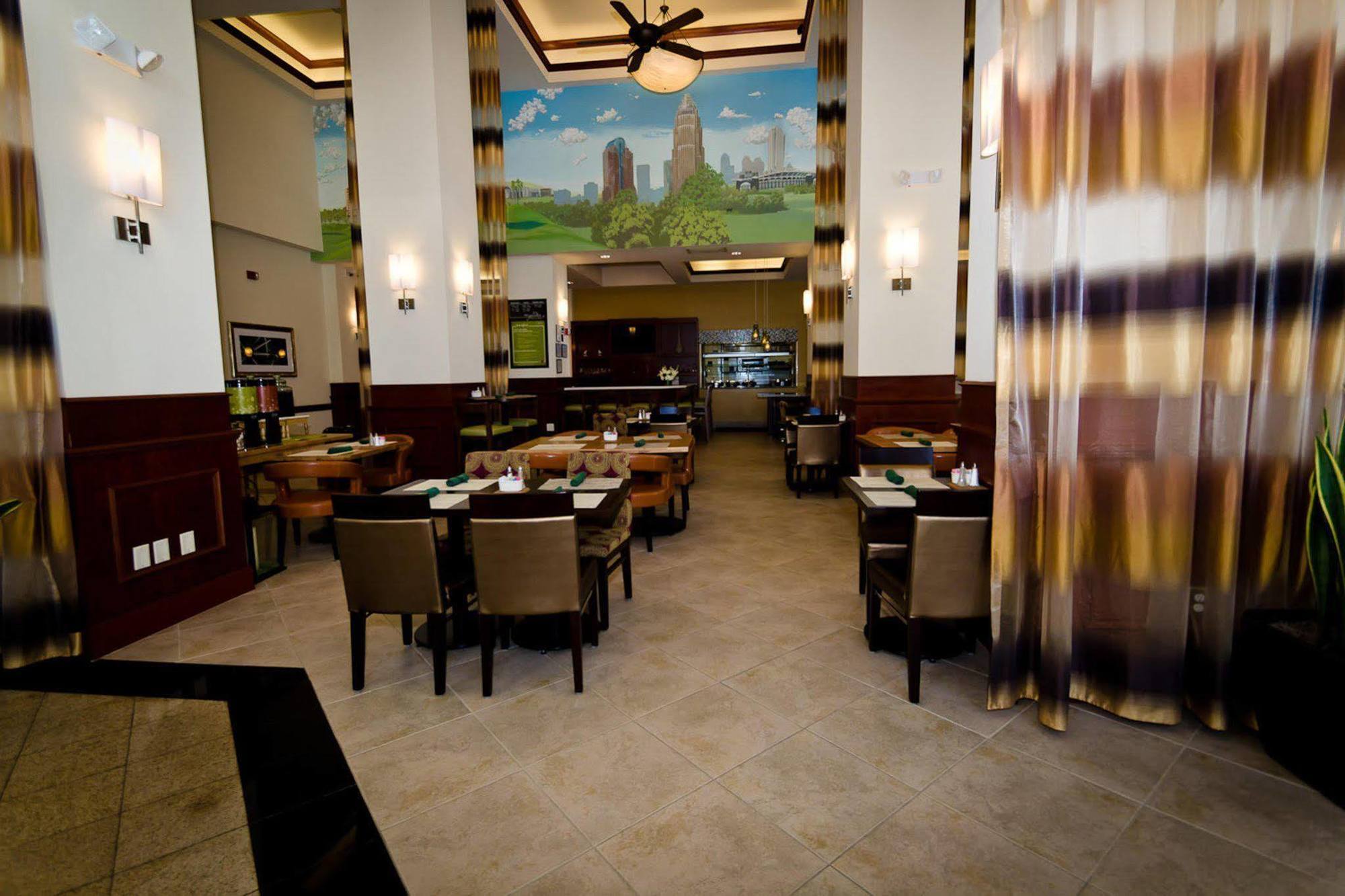 Courtyard Charlotte City Center Exterior foto